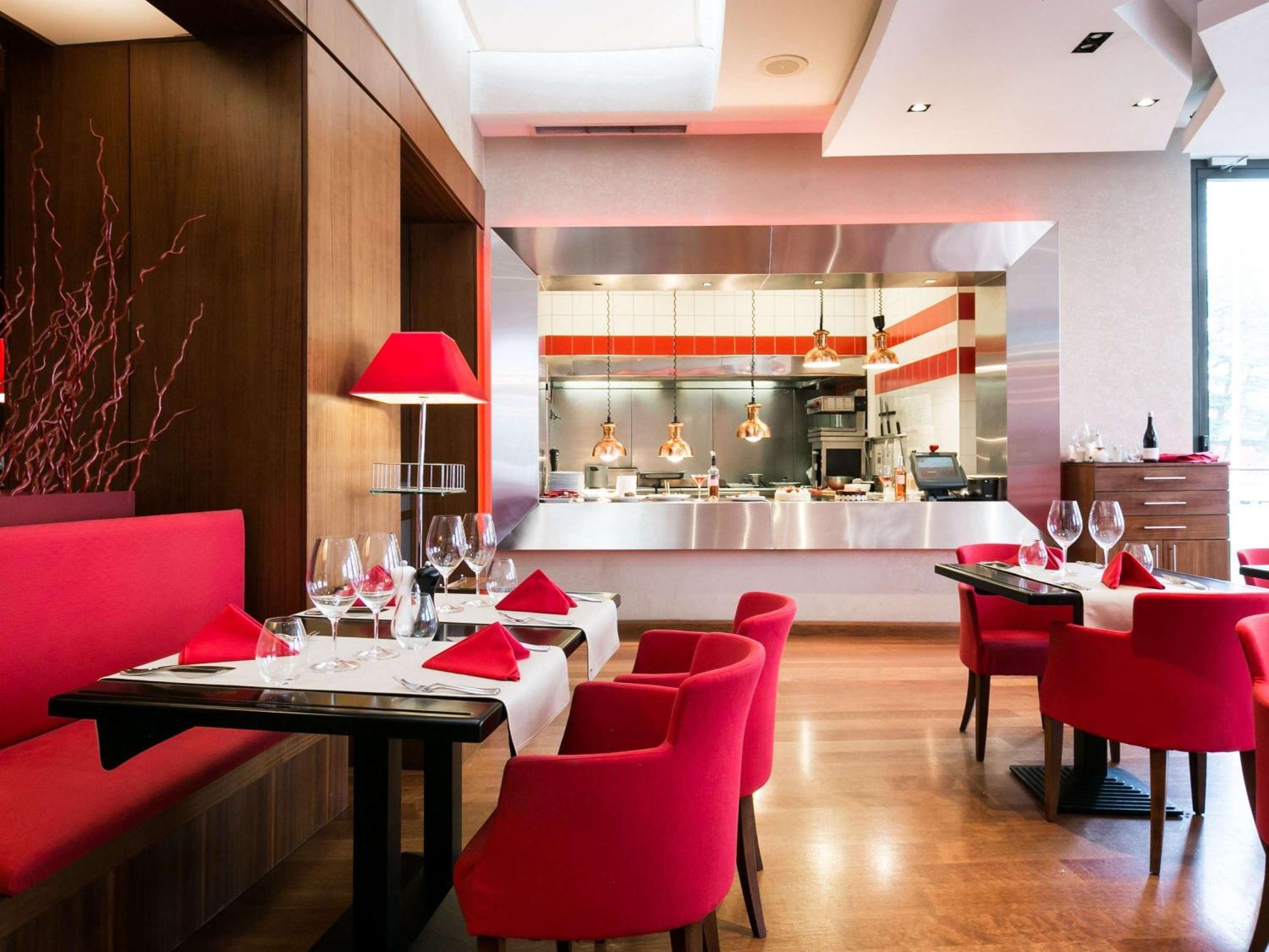 Pullman Bucharest World Trade Center Hotel Bagian luar foto