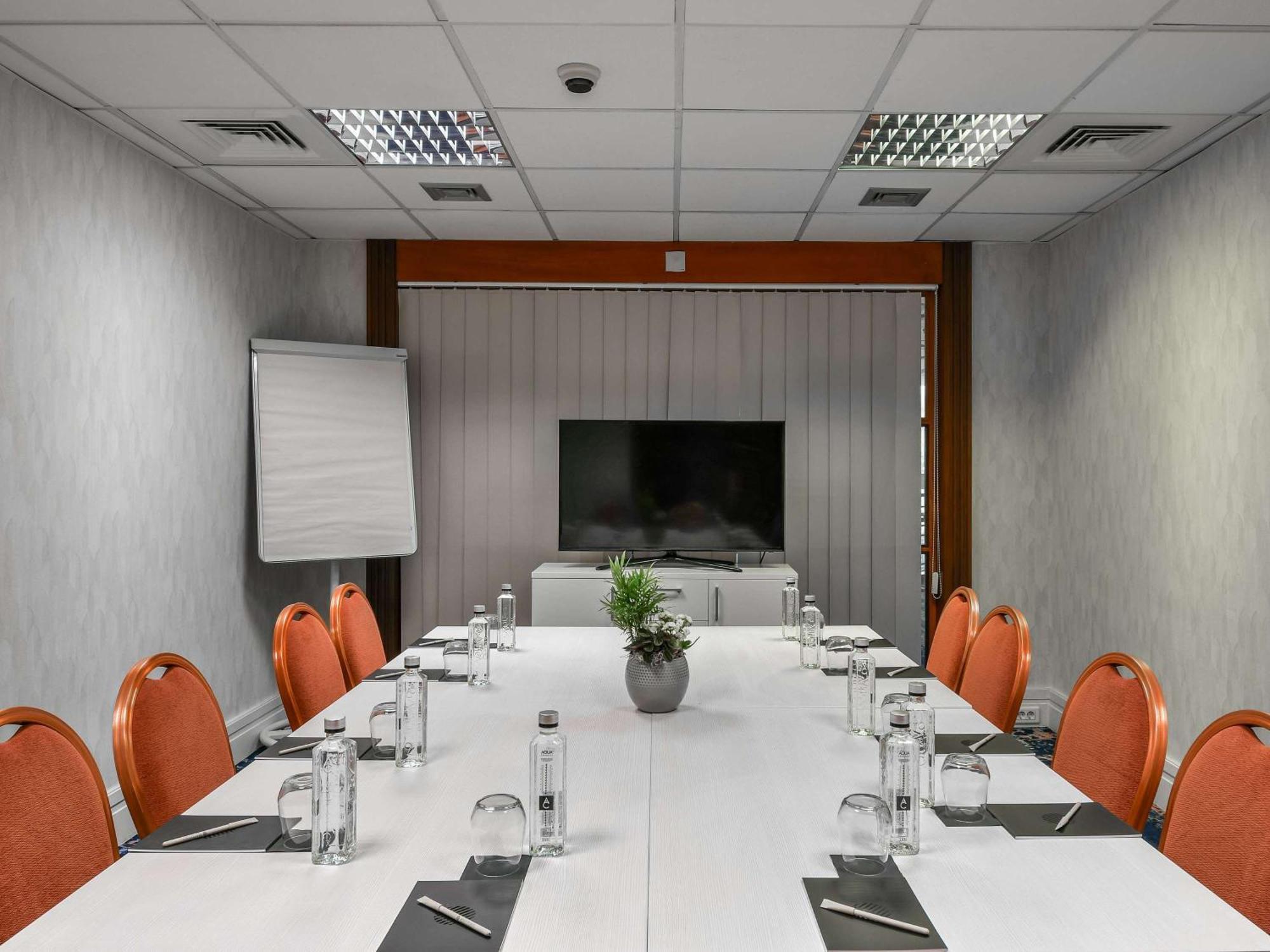 Pullman Bucharest World Trade Center Hotel Bagian luar foto